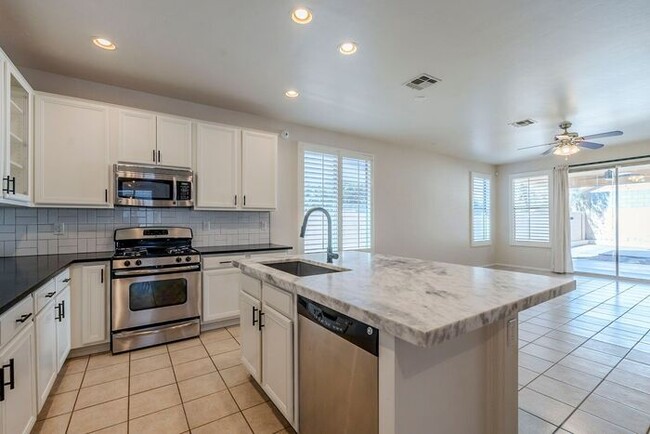 Building Photo - Spacious Elegance in Rancho Sahuarita’s Ga...