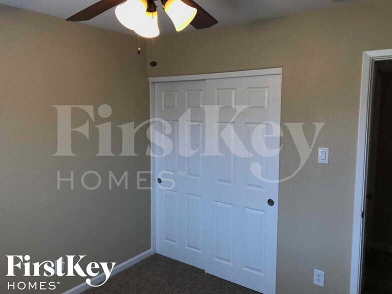 Building Photo - 4149 W Shangri La Rd