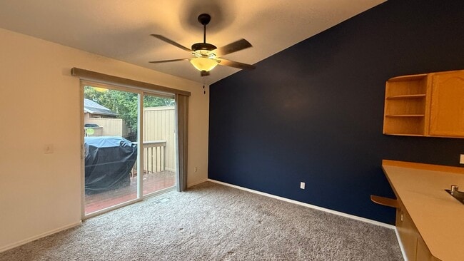 Building Photo - 3 Bed, 2 Bath Townhouse Between Elmore and...