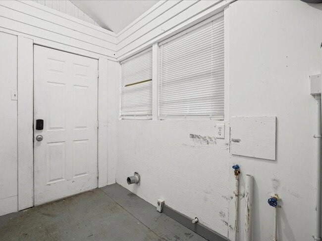 Building Photo - 1151 Caroline Ave