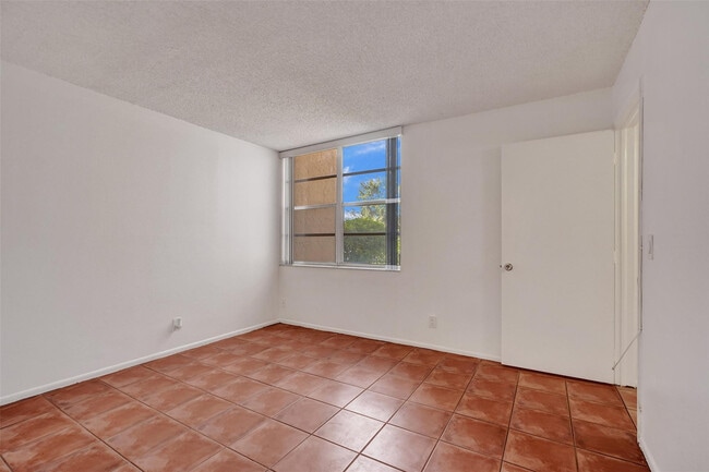 Building Photo - 9481 Evergreen Pl