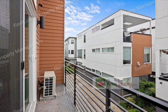 Building Photo - Like-New 2-Bedroom Townhome in Seattle w/R...