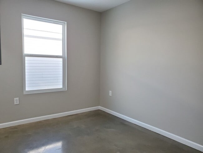 Building Photo - 3 Bedroom, 1 Bath House