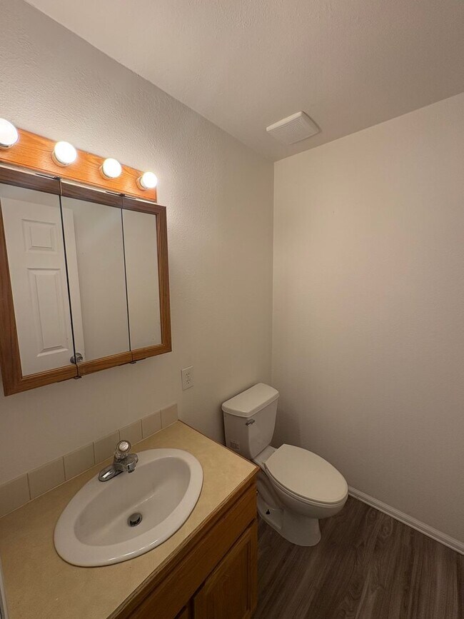 Building Photo - Fully Renovated 3 Bed 2.5 Bath Townhome w/ 1 Car Garage & Yard!
