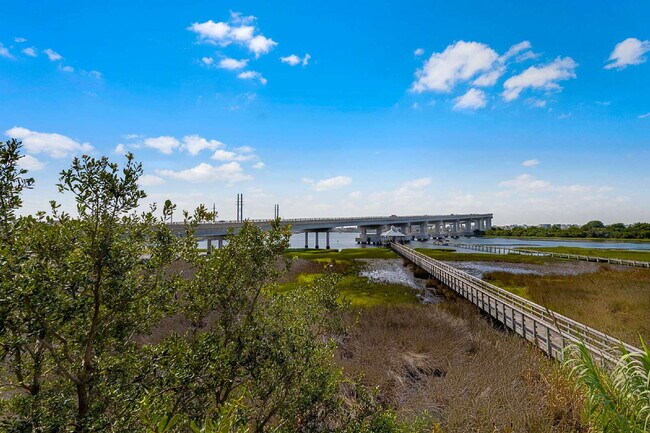 Building Photo - Coastal Comfort Awaits: Spacious 3-Bed, 3-Bath Townhouse in Surf City!