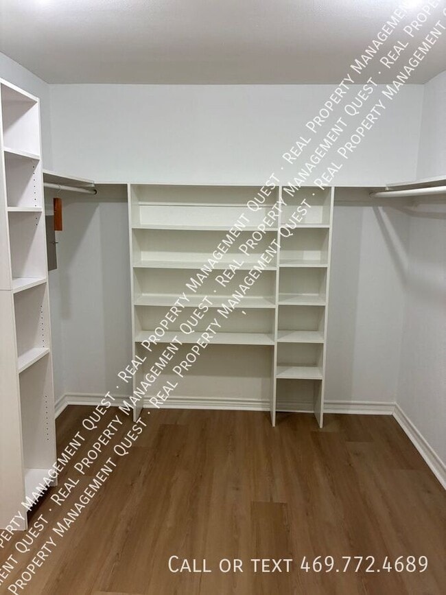 Building Photo - 814 Meandering Way