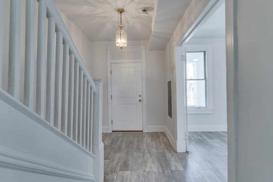 f - 710 Columbia Rd NW