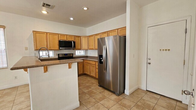 Building Photo - GORGEOUS HOME NEAR BLUE DIAMOND & DECATUR!!!!
