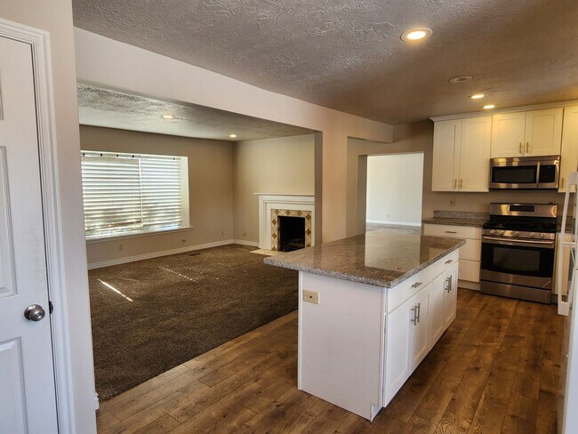 Building Photo - Spacious 5 Bd 2.5 Bath Home in Millcreek