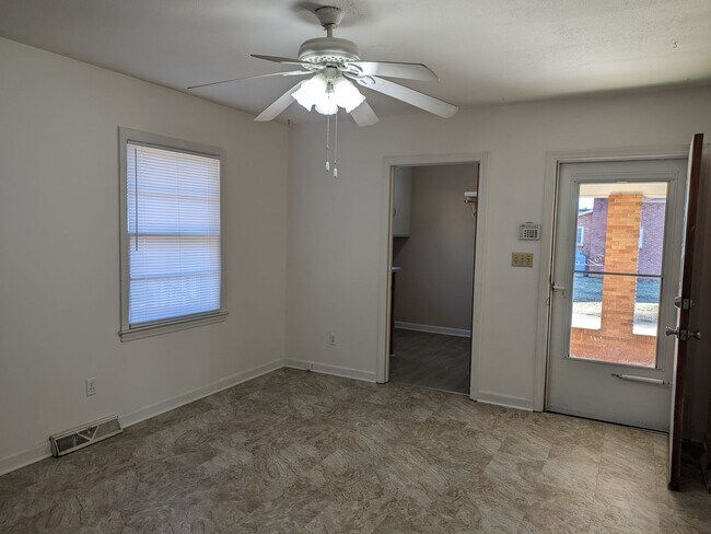 Building Photo - New listing in Mooresville!