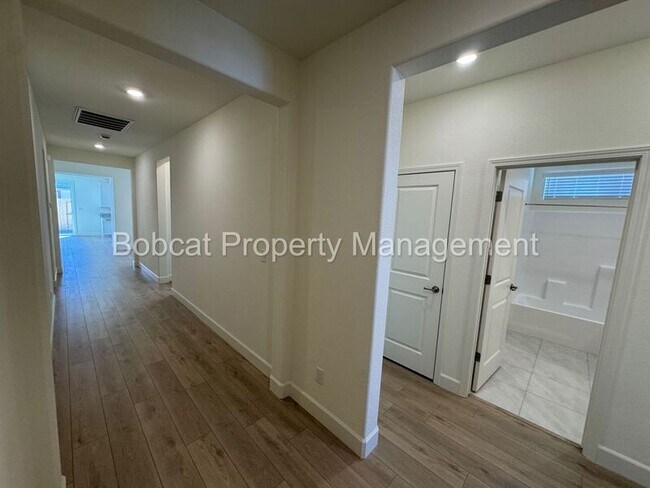 Building Photo - 837 Bravestone Ave