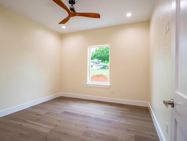 Building Photo - 1415 Bluebonnet Dr