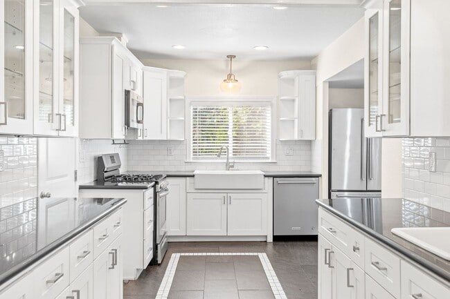 Building Photo - Charming & Spacious Single Family Home