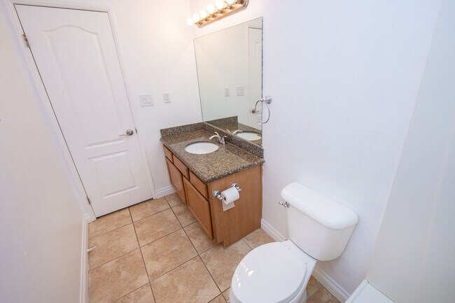 Building Photo - $500 off first month rent! 2BR/1.5BA Condo! 2 parking spaces