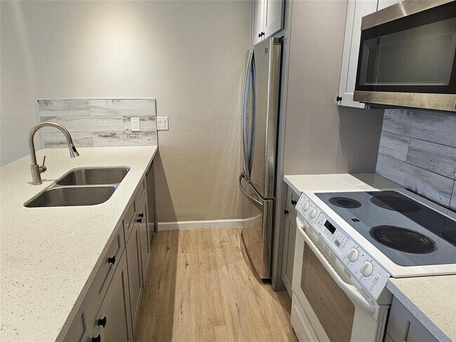 Building Photo - 2818 S Bartell Dr