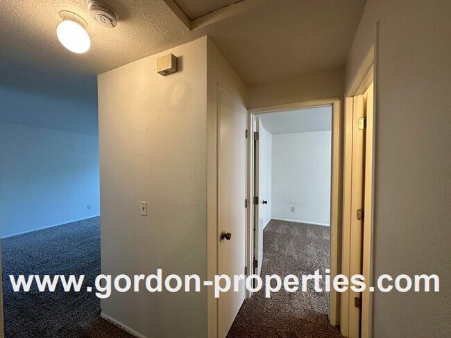 Building Photo - 4512 NE Lombard St