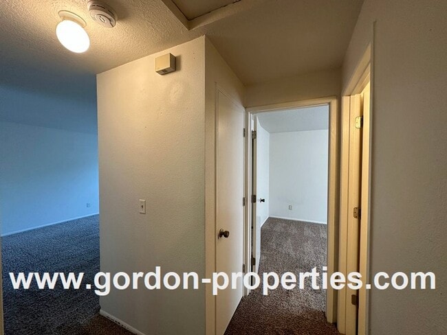Building Photo - NE Lombard St - 2 bedroom single-level unit in tri-plex