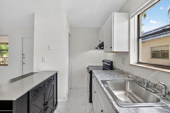 Building Photo - Bright & Modern 1-Bedroom Apartment in Prime Oakland Park Location