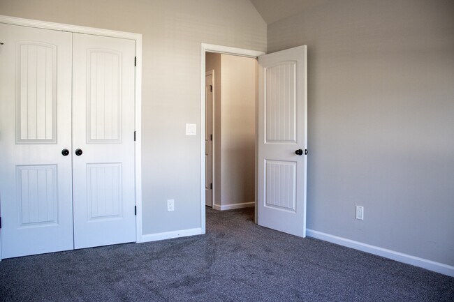 Building Photo - 1266 Coachman Way