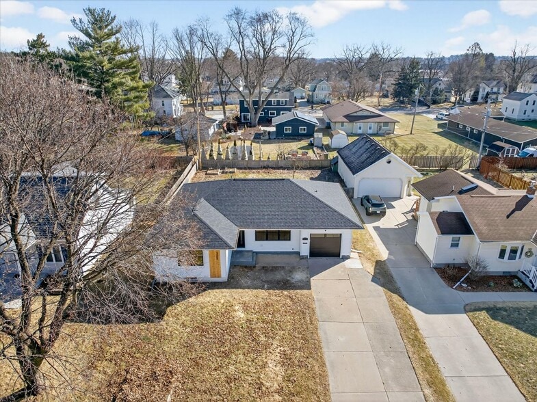 Building Photo - 305 N Shuman St