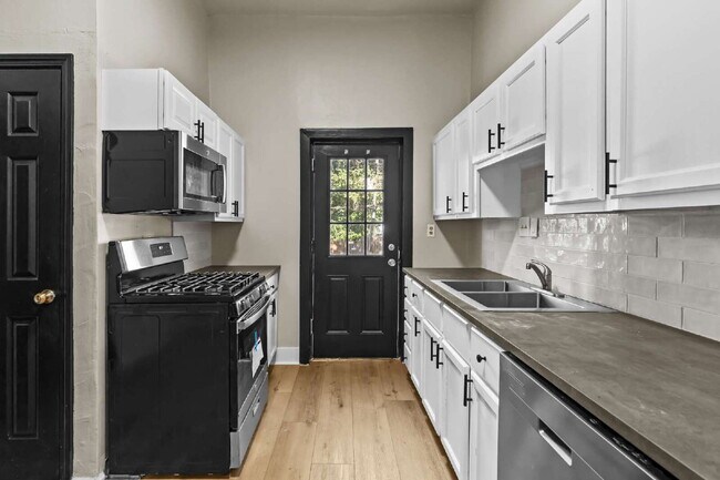 Building Photo - For Rent: Spacious 4 Bedroom Home in South...