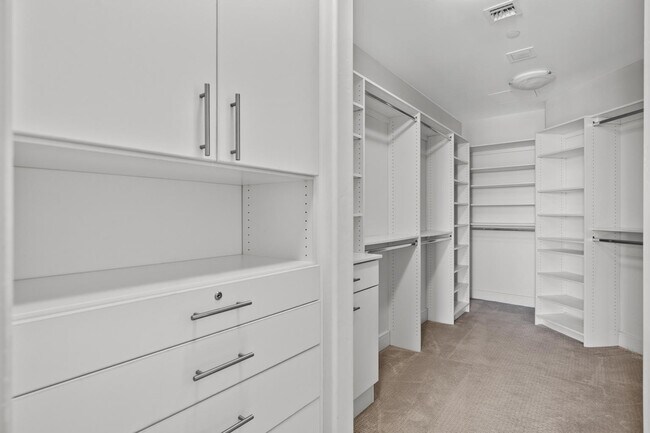 Building Photo - 2211 E Camelback Rd