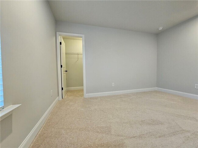 Building Photo - 5030 Sierra Creek Dr NE