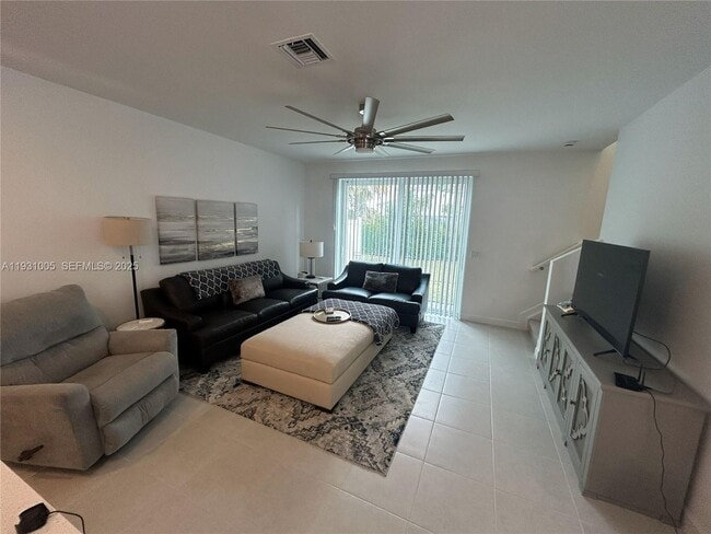 Building Photo - 345 SE Crossoak Ln