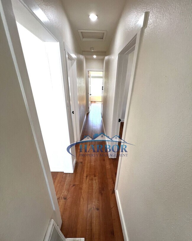 Building Photo - MOVE IN SPECIAL: Spacious 3-Bedroom 1.5 Ba...