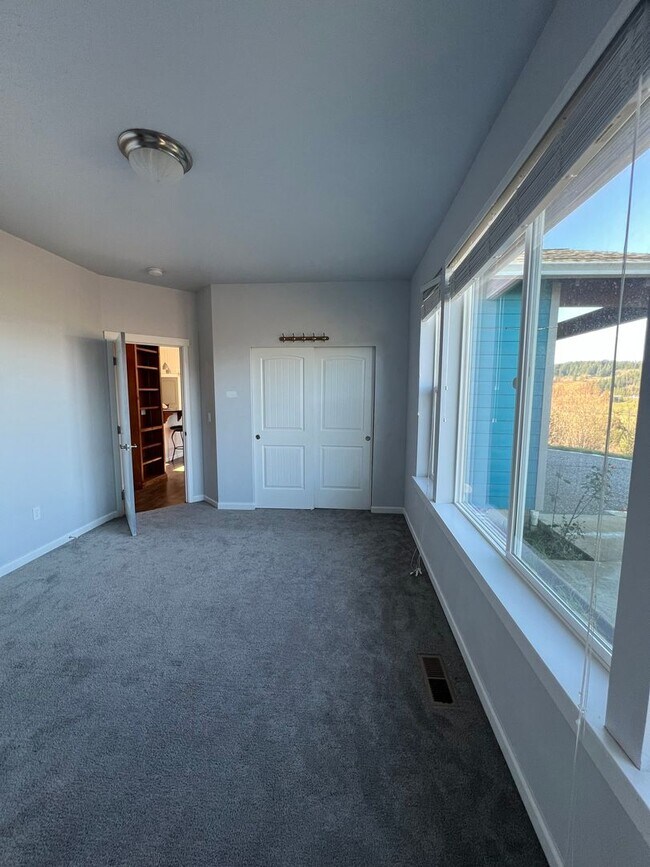 Building Photo - Beautiful Hilltop Country Home with Stunning Views