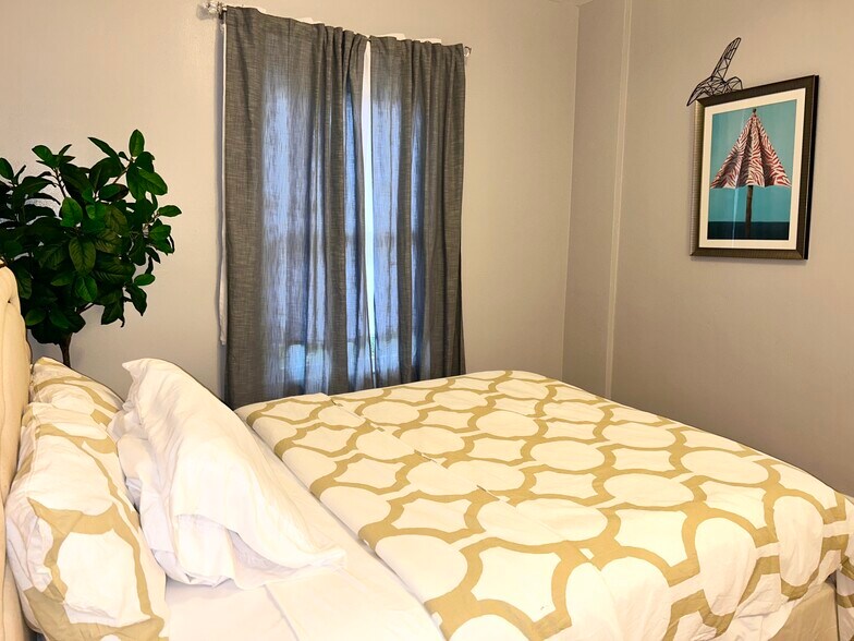 Building Photo - 1039 Riviera St