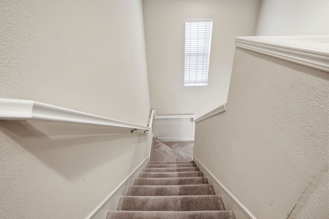 Building Photo - Gorgeous 2 Bed, 2.5 Bath Townhome in Exclusive Reflection Community!