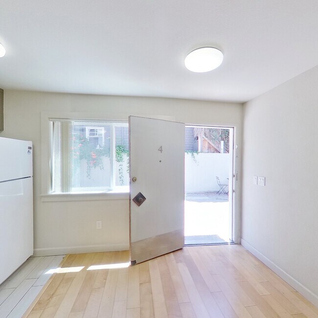 Building Photo - 2398 Parker St