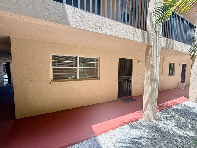 Building Photo - 2 bed 1 bath condo close to Siesta Key