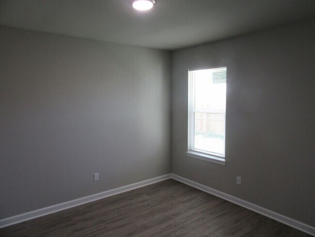 Building Photo - 1300 Grace Ave