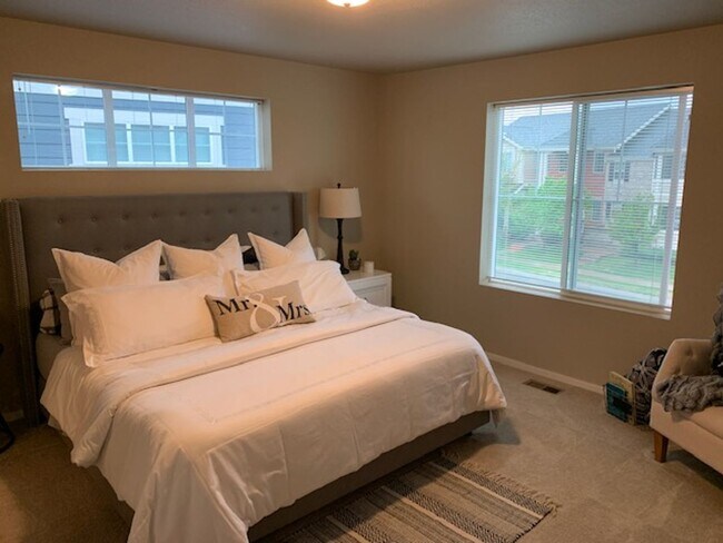 Building Photo - Spacious 3-Bedroom End-Unit Townhome for R...