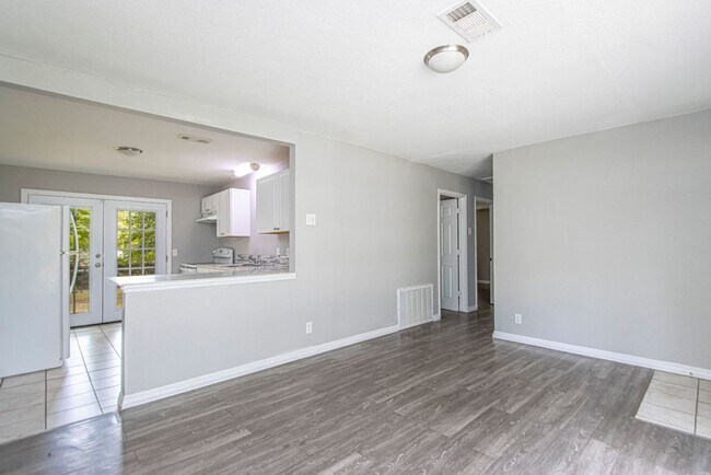 Building Photo - Charming 3-Bedroom Home with Large Fenced Backyard in Little Rock!