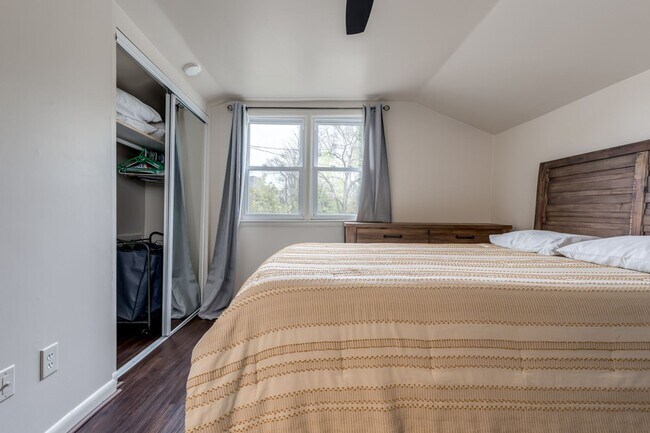 Building Photo - Pre-Leasing for the 26-27 School Year! - W...