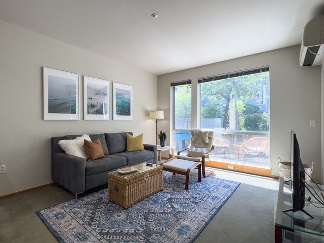 Building Photo - NW 1 Bed 1 Bath + a Den in the Pearl District! Includes W/D, Garage Parking and Storage!