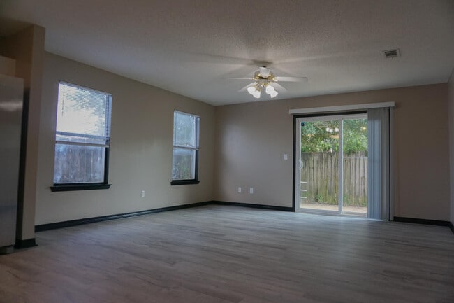 Building Photo - 322 Apple Dr