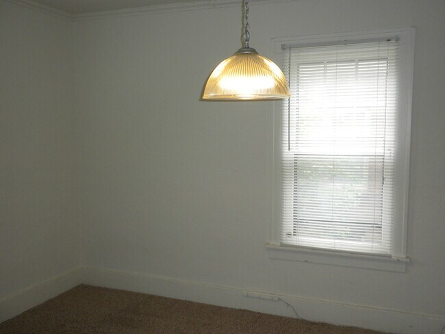 Building Photo - 2 Bedroom Home-Downtown