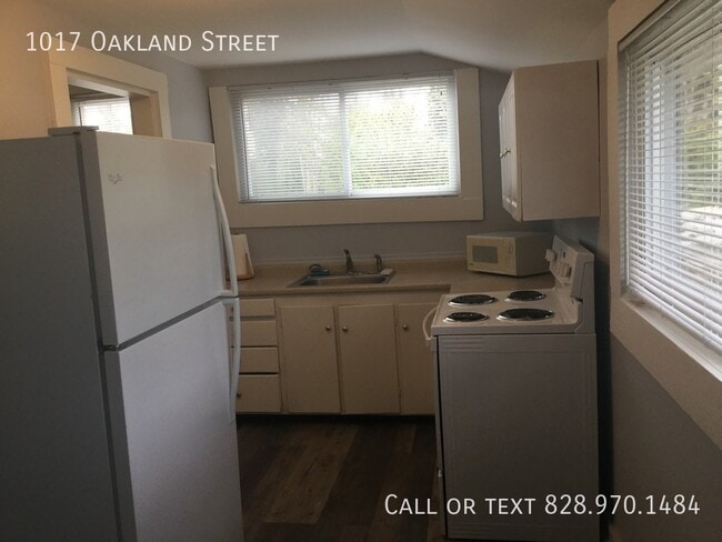 Building Photo - 1017 Oakland St
