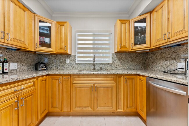 Building Photo - 1203 Hillsboro Mile