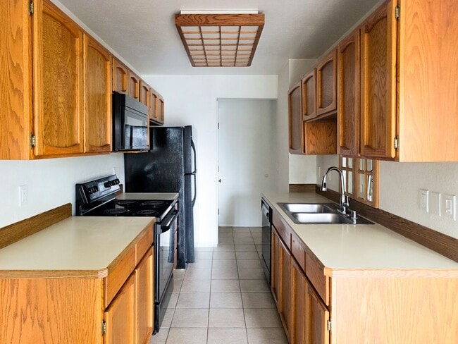 Building Photo - Charming, bright and peaceful condo close to ferries and shopping in Kingston!