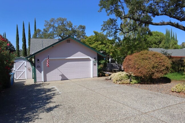 Building Photo - Oroville-Furnished-Turnkey-3 bedroom 2 bath home, hot tub, gazebo, landscaped yard, solar