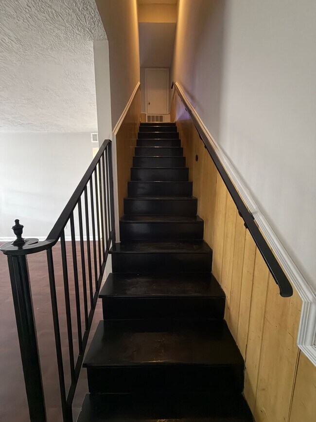 Building Photo - Oak Park Townhome 2/1.5 AVAILABLE NOW