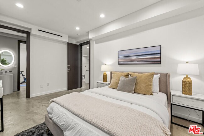 Building Photo - 1847 Coldwater Canyon Dr