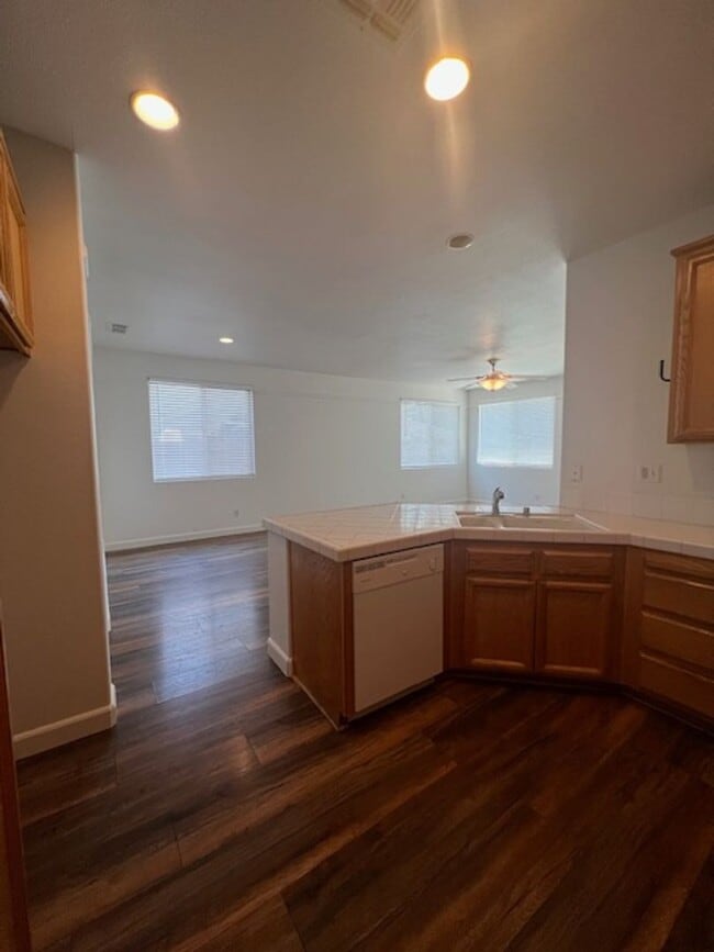Building Photo - Single Story 3 Bedroom Home in Lincoln Acr...
