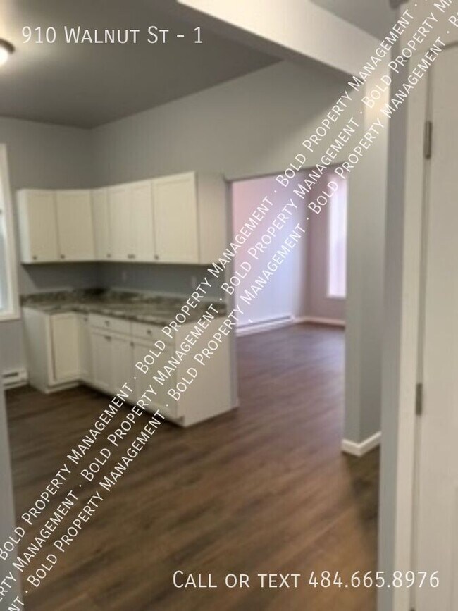 Building Photo - 910 Walnut St