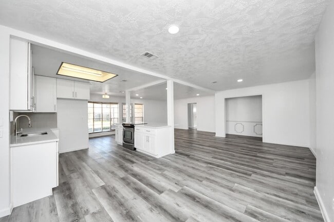 Building Photo - 8011 La Roche Ln